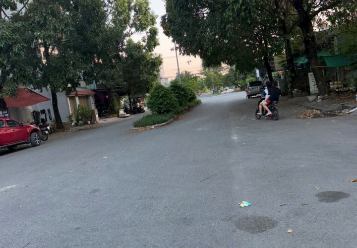 CHÍNH CHỦ Cần Bán Nhanh Lô Đất Mặt Tiền hiện có nhà cấp 4 chắc chắn đang cho thuê 10tr/1 tháng Vị Trí Tại TP Thuận An, Bình Dương