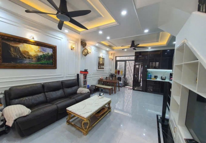 Nhà mới xây rộng rãi xem là thích ngay! Thiết kế phong cách Tân cổ điển rất sang trọng. P. Cát Lái
