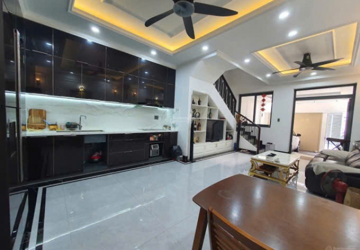 Nhà mới xây rộng rãi xem là thích ngay! Thiết kế phong cách Tân cổ điển rất sang trọng. P. Cát Lái