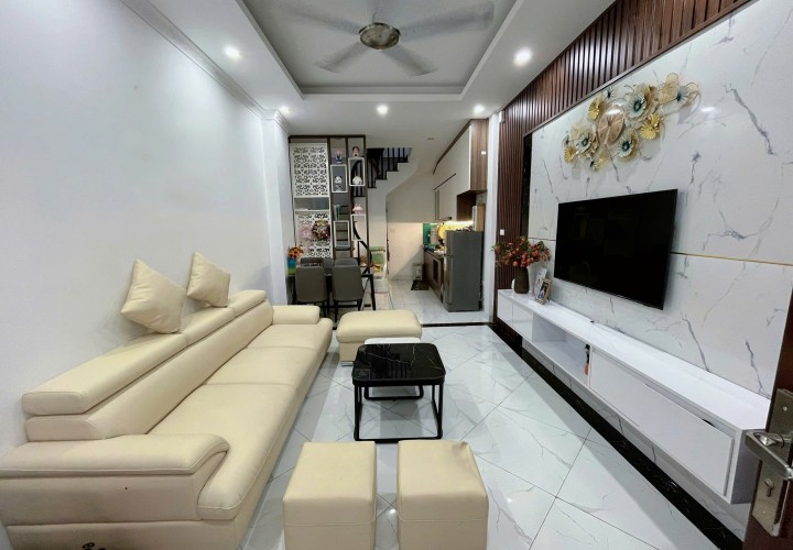 CHÍNH CHỦ CẦN BÁN NHÀ 5 TẦNG – TẶNG FULL NỘI THẤT vị trí tại quận Long Biên, Hà Nội