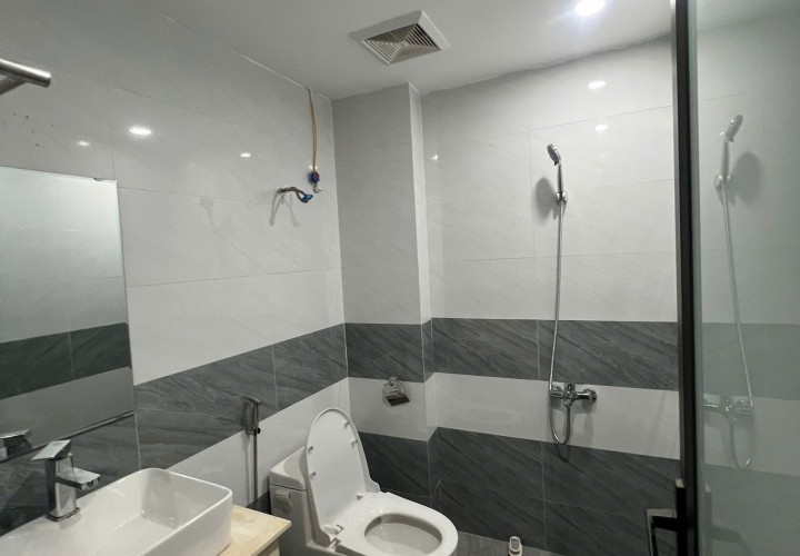 CHÍNH CHỦ CẦN BÁN NHÀ 5 TẦNG – TẶNG FULL NỘI THẤT vị trí tại quận Long Biên, Hà Nội