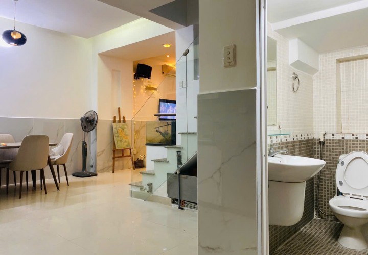 NHÀ ĐẸP- GIÁ TỐT - Chính Chủ Cho Thuê Nhà Nguyên Căn Hẻm 241 đường Bến Vân Đồn, Quận 4, Hồ Chí Minh.