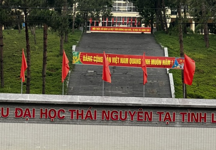 NHÀ ĐẸP – GIÁ TỐT – Bán Nhà 3 Tầng Đường Hồ Đức Ri B8  Cổng Phân Hiệu Đại Học Thái Nguyên , Lào Cai