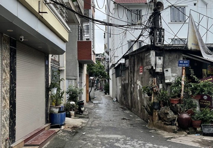 ĐẤT CHÍNH CHỦ- GIÁ TỐT CẦN BÁN NHANH LÔ ĐẤT có sẵn nhà cấp 4 tại quận Long Biên, TP Hà Nội