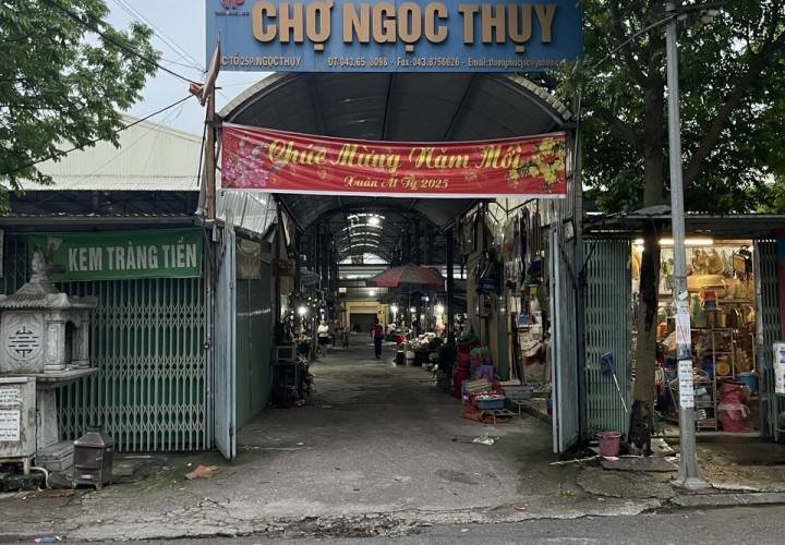 ĐẤT CHÍNH CHỦ- GIÁ TỐT CẦN BÁN NHANH LÔ ĐẤT có sẵn nhà cấp 4 tại quận Long Biên, TP Hà Nội
